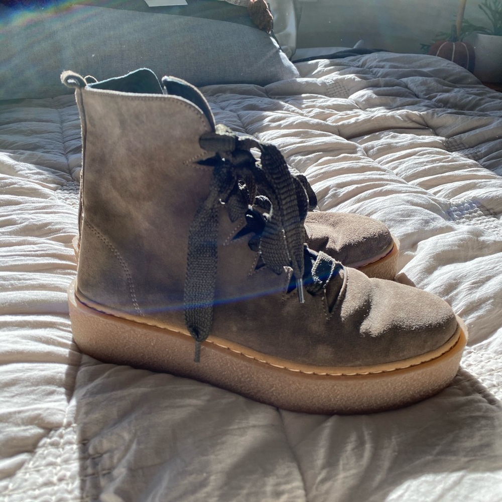 A wreath of Franklin green platform bootie